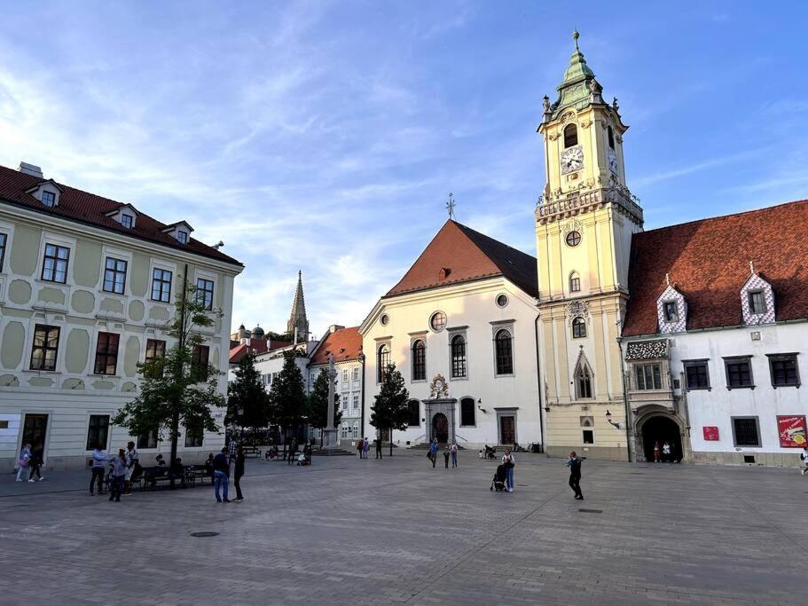 Luxurious And Royal Apartment In The Old Town Pressburg Exterior foto